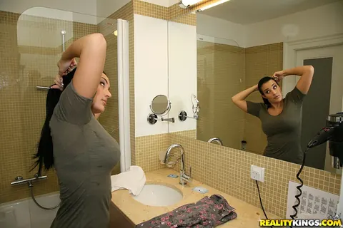 Carmen Croft: Tall Busty Brunette Fingers Herself in the Shower – photo 2 of 16