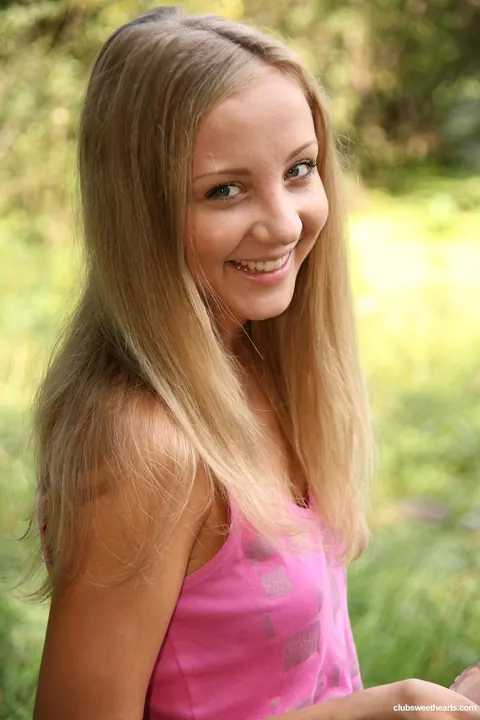 Betty Sinovia: Petite Russian Brunette Spreads Her Pussy on the Beach – photo 1 of 20