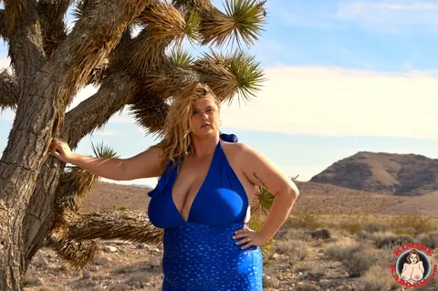 Kimmie Kaboom: Curvy Brunette MILF Frees Her Natural Tits Outdoors – photo 3 of 16