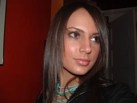 Woman in a Bikini and Jeans Shows Her Pierced Nipples – photo 1 of 13