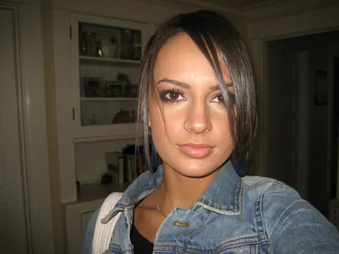 Woman in a Bikini and Jeans Shows Her Pierced Nipples – photo 3 of 13