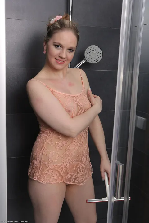 Niky DeVine: Thick Blonde MILF in Lingerie Pulls Fabric Aside and Spreads Her Pussy – photo 3 of 21