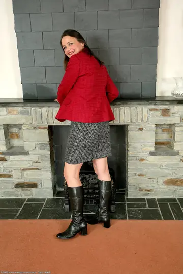 PAWG in a Skirt Spreads Her Big Ass Wide