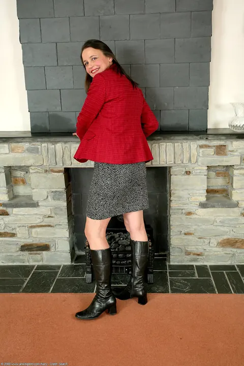 PAWG in a Skirt Spreads Her Big Ass Wide – photo 1 of 21