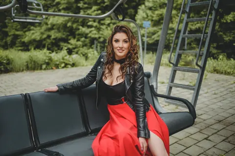 Amateur with Curly Hair Poses Outdoors Flashing Her Legs – photo 5 of 15