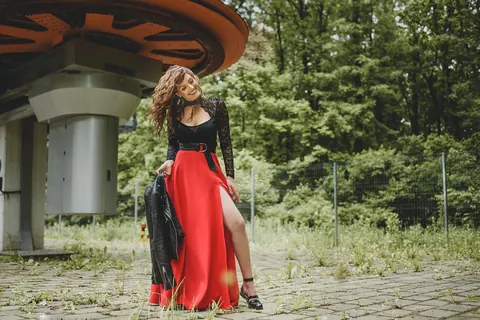 Amateur with Curly Hair Poses Outdoors Flashing Her Legs – photo 9 of 15