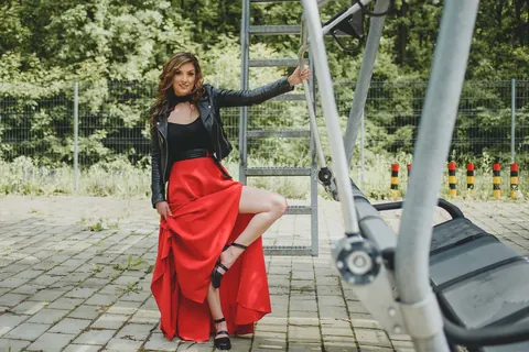 Amateur with Curly Hair Poses Outdoors Flashing Her Legs – photo 12 of 15