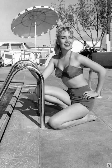Sally Todd – Slim Mature Blonde Undresses Outdoors