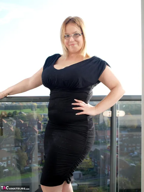 Sindy Bust: British Blonde MILF Strips Out of Her Black Dress – photo 2 of 16