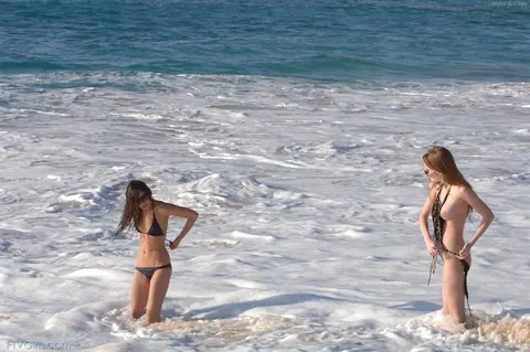 Faye Reagan: Two Thick Women in Bikinis and Glasses Strip Nude on the Beach – photo 12 of 20