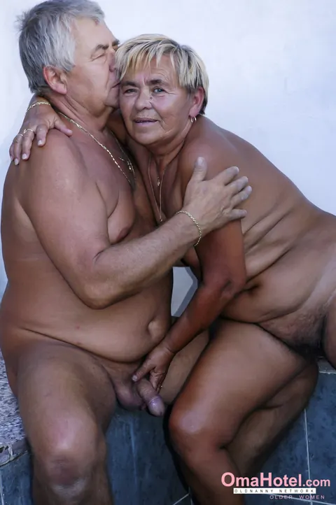 Heidrun: Short-Haired Blonde Granny in Shorts Takes Two Men Outdoors – photo 14 of 20