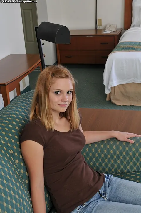 Woman in Jeans and High Heels Spreads Her Legs – photo 1 of 16