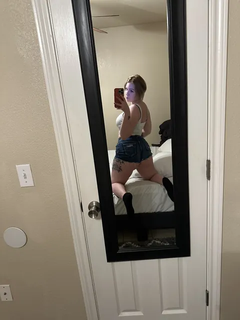 PAWG Poses in Booty Shorts for Mirror Selfies – photo 17 of 20