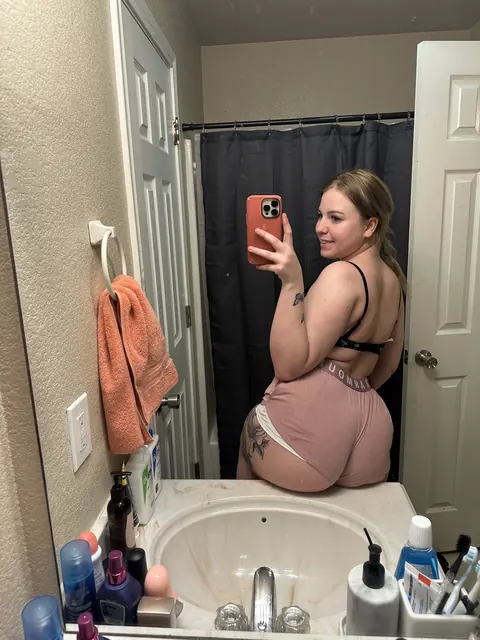 PAWG Poses in Booty Shorts for Mirror Selfies – photo 7 of 20