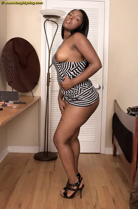 Pleasure Mia: Ebony Babe Strips Out of Her Skirt to Show Her Big Ass – photo 7 of 14