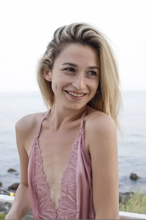 Blonde Woman Strips Nude and Poses on Her Knees – photo 2 of 21