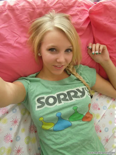 Elle Blue: Blonde Shows Her Big Natural Tits in Cutoff Shorts – photo 2 of 16