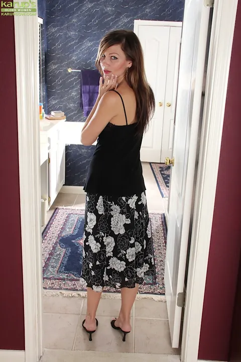 Amy Johnson: Thick Brunette MILF Lifts Her Skirt and Pulls Her Panties Aside – photo 2 of 16