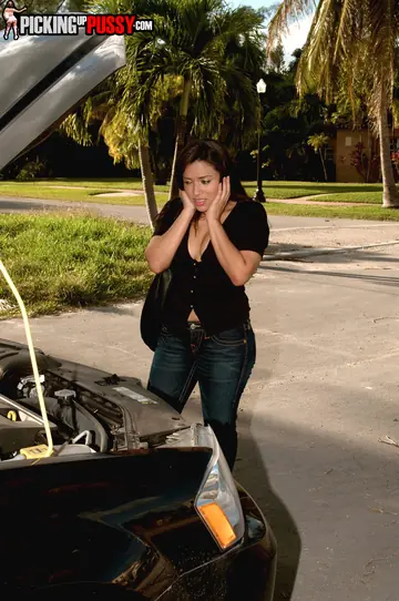 Annika Adams – Latina in Jeans Sucks Cock and Gets Fucked in a Car
