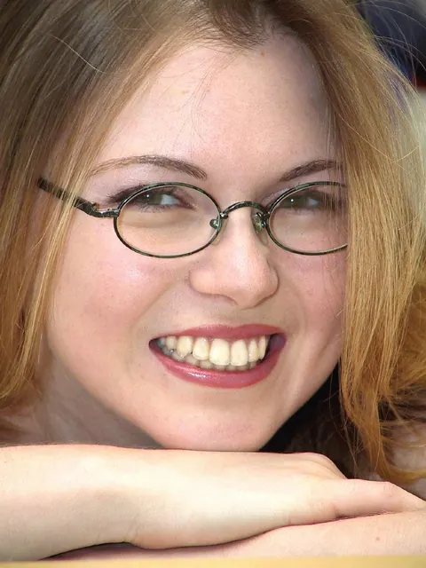 Short-Haired Amateur in Glasses Flaunts Her Nude Body – photo 7 of 20