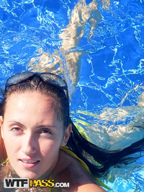 Thick Brunette in a Bikini and Glasses Fucks at the Pool – photo 3 of 16