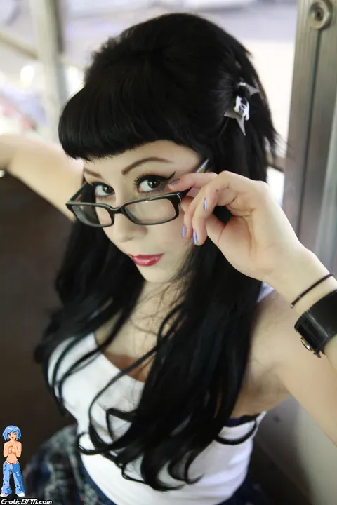Woman in Glasses Oils Her Nude Body on a Bus – photo 7 of 15
