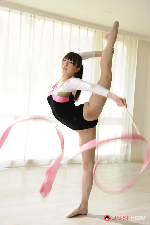 Japanese Woman Undresses and Spreads Her Legs – photo 1 of 15