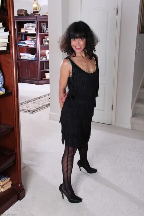 Skinny MILF Pulls Pantyhose Aside and Spreads Her Pussy – photo 1 of 21