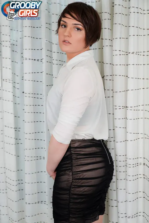 Thick Trans Woman Undresses and Shows Her Anus – photo 1 of 16