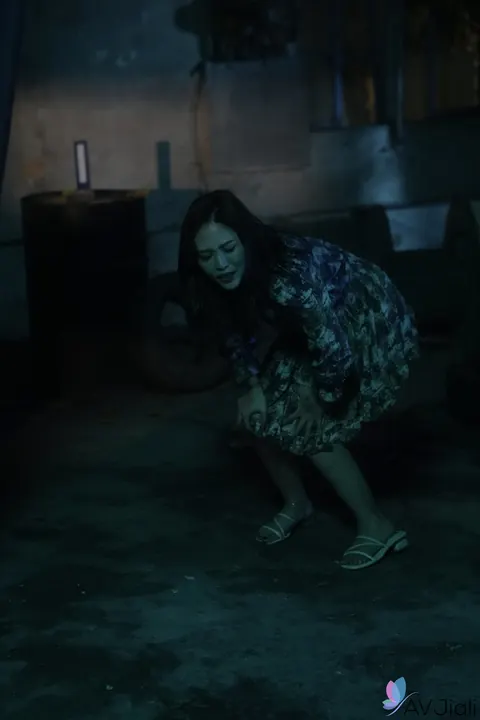 Chinese Woman Rides Him in an Abandoned Building – photo 7 of 21
