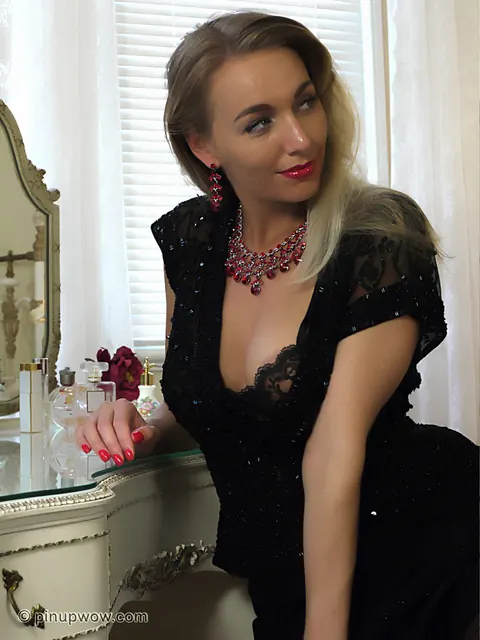 Hayley Marie Coppin: British Blonde MILF Flaunts Her Big Natural Tits in Lingerie – photo 12 of 17