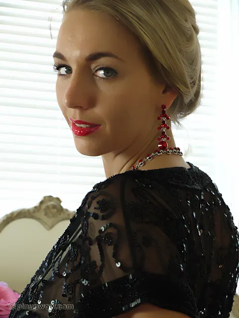 Hayley Marie Coppin: British Blonde MILF Flaunts Her Big Natural Tits in Lingerie – photo 6 of 17