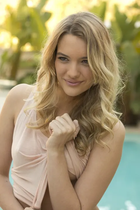 Kenna James: Blonde Spreads Her Pussy Poolside – photo 2 of 18