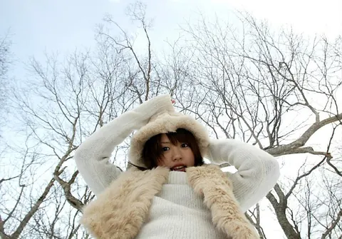 Hitomi Hayasaka: Japanese MILF Peels Down Her Pantyhose and Pees in the Snow – photo 10 of 16