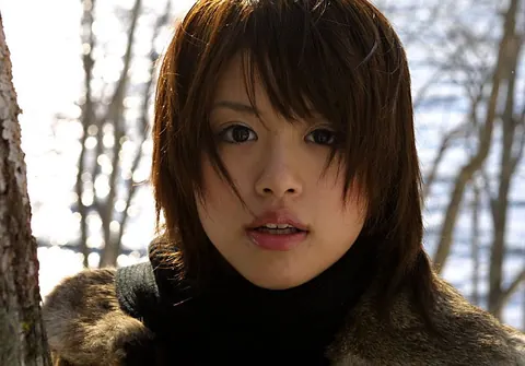 Hitomi Hayasaka: Japanese MILF Peels Down Her Pantyhose and Pees in the Snow – photo 1 of 16
