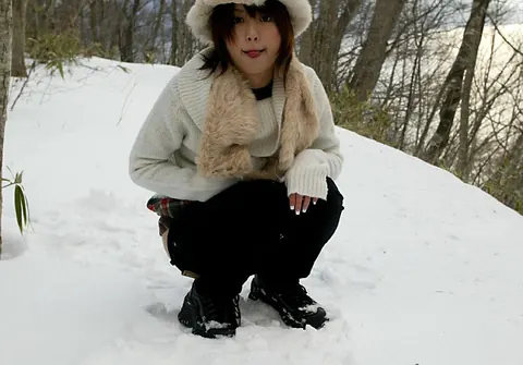 Hitomi Hayasaka: Japanese MILF Peels Down Her Pantyhose and Pees in the Snow – photo 8 of 16