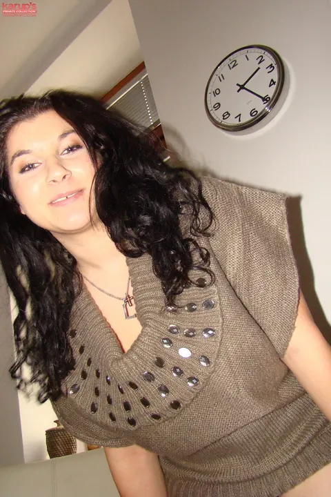 Daphne Angel: Busty Brunette with Natural Tits and Tattoo Spreads Her Pussy – photo 4 of 17
