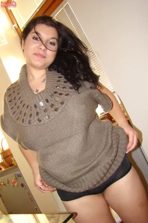 Daphne Angel: Busty Brunette with Natural Tits and Tattoo Spreads Her Pussy – photo 5 of 17