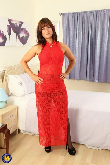 Lelani Tizzie – Mature British Brunette Undresses and Uses a Dildo