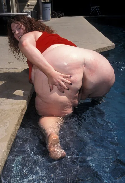 BBW Shows Her Big Tits and Spreads Her Pussy in the Pool – photo 5 of 20