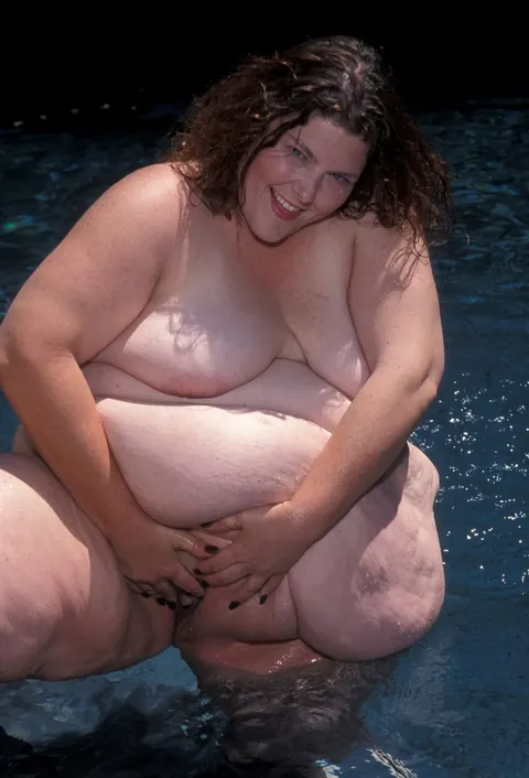BBW Shows Her Big Tits and Spreads Her Pussy in the Pool – photo 17 of 20