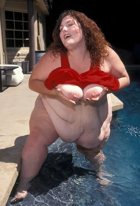 BBW Shows Her Big Tits and Spreads Her Pussy in the Pool – photo 12 of 20