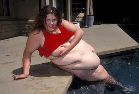 BBW Shows Her Big Tits and Spreads Her Pussy in the Pool – photo 10 of 20