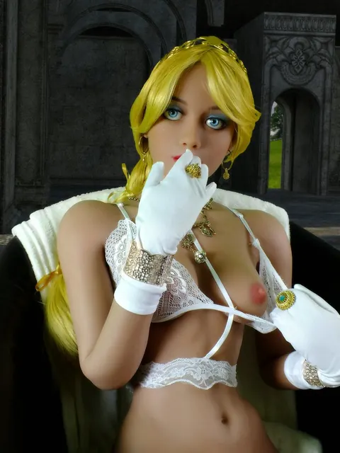 Blonde Poses Naked and Shows Her Swollen Pussy Lips – photo 3 of 20