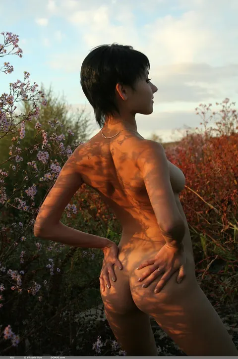 Short-Haired Brunette PAWG Flaunts Her Big Ass Outdoors – photo 5 of 20