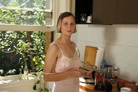 Short-Haired Australian Masturbates with a Dildo and Spreads Her Hairy Pussy – photo 1 of 18