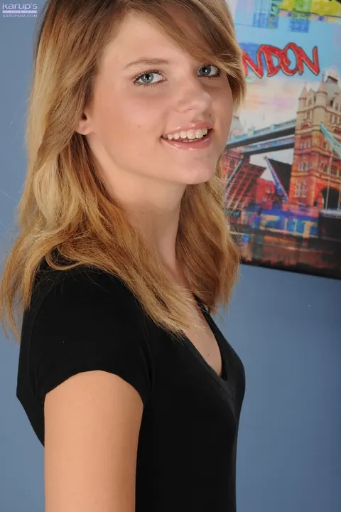 Scarlett Fever: Tall Blonde Strips Nude and Shows Off Her Thick Ass – photo 2 of 21