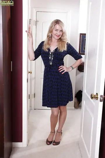Eva Griffin – Mature Blonde MILF Peels Off Her Pantyhose to Finger Her Shaved Pussy
