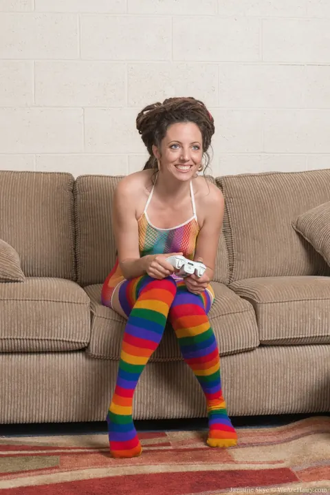 Hairy Brunette MILF Fingers Her Pussy and Uses a Toy – photo 1 of 21