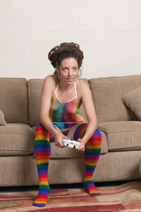 Hairy Brunette MILF Fingers Her Pussy and Uses a Toy – photo 2 of 21